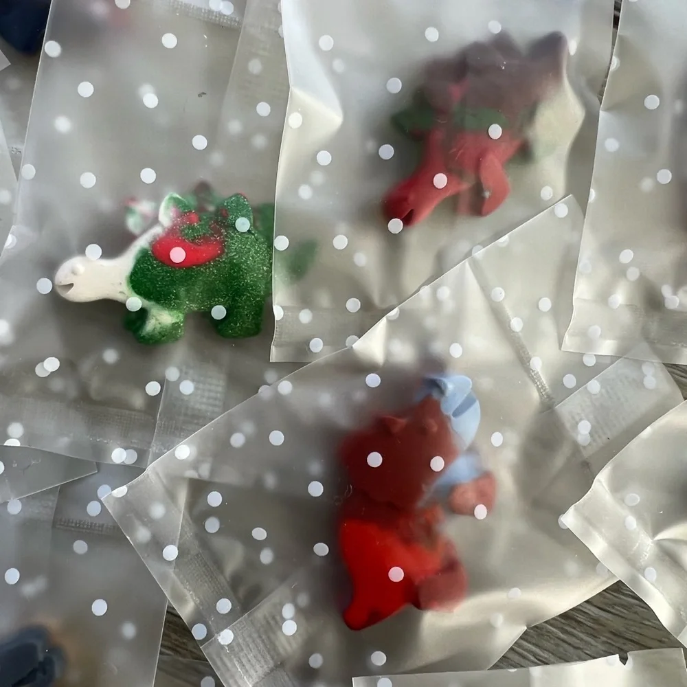 Set of 24 dinosaurs shaped crayons